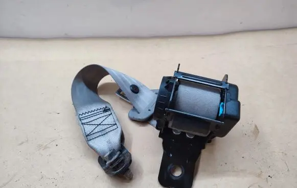 KIA Magentis Rear seatbelt 898202G200