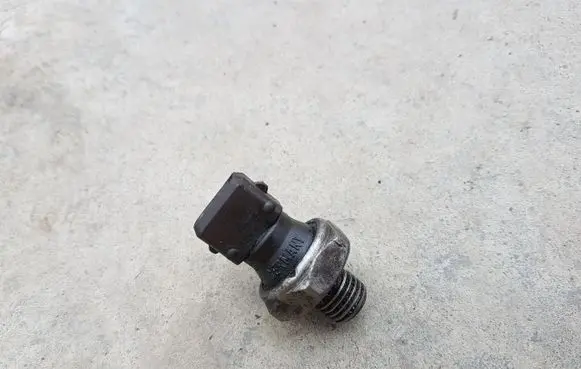 BMW 3 E90 E91 Oil pressure sensor 7568480