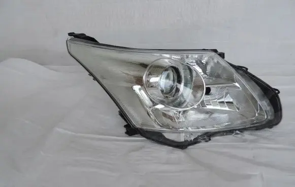 Toyota Avensis T270 Headlight/headlamp 81130-05312