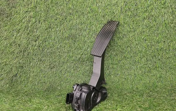 Chevrolet Cruze II Accelerator throttle pedal 13466235 6PV01155407
