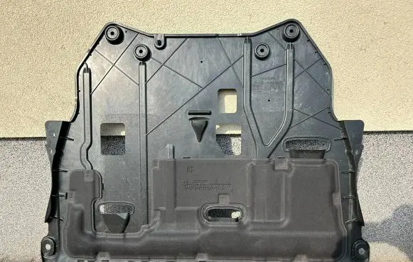 Volvo XC40 Engine splash shield/under tray 32241301 8892069445