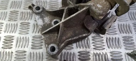 Opel Vectra A Engine mounting bracket 90496729