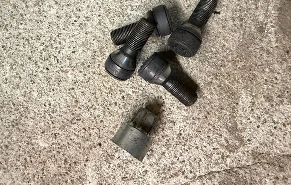 Mini Cooper Countryman R60 Anti-theft wheel nuts and lock 