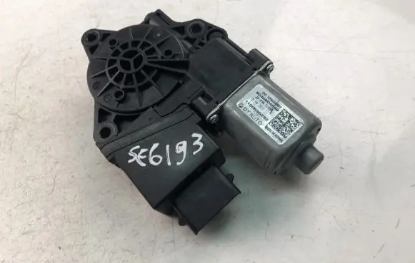 KIA Optima Front door window regulator motor 82450D4000