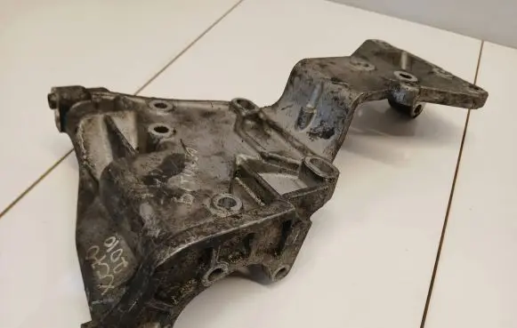 Volvo XC70 Generator/alternator bracket 31316673