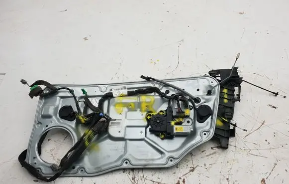 Volvo XC70 Front door window regulator with motor 983040 070521 1174077