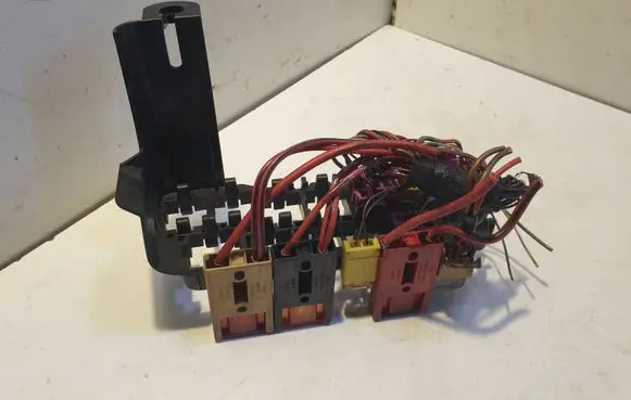 Audi A4 S4 B5 8D Relay mounting block 8D1937545