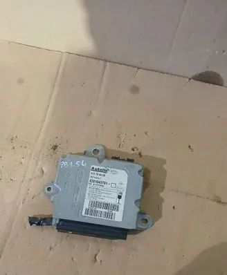 Renault Clio III Airbag control unit/module 8201043701