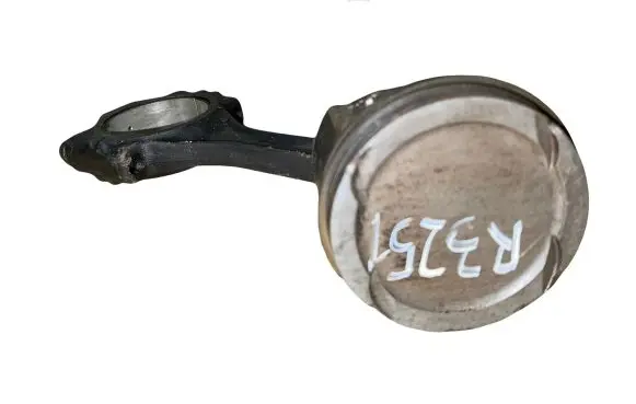 Volkswagen Golf IV Piston with connecting rod