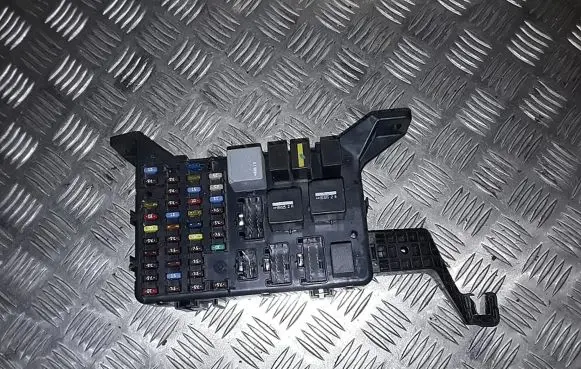 Ford Mondeo Mk III Fuse module 4S7T14A073AA