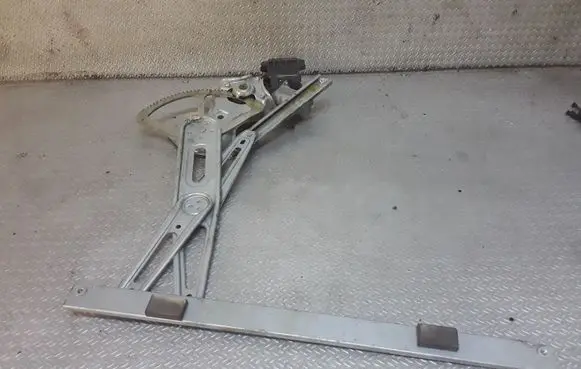 Toyota Auris 150 Front door window regulator with motor 8570202020