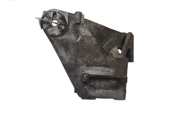Volkswagen Touareg I Engine mounting bracket 070199307A