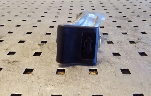 Engine bonnet (hood) release handle