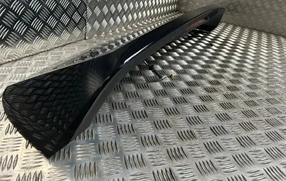 Tailgate/trunk spoiler