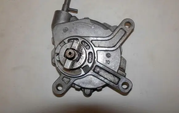 Mazda 3 III Vacuum pump PE0718G00