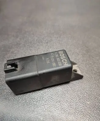 Volkswagen PASSAT B7 Glow plug pre-heat relay 0281003038
