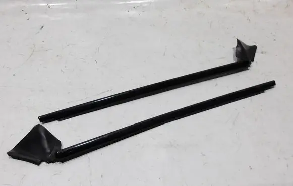 BMW 1 E82 E88 Front door glass trim molding 