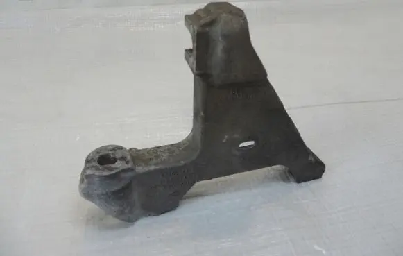 Engine mounting bracket