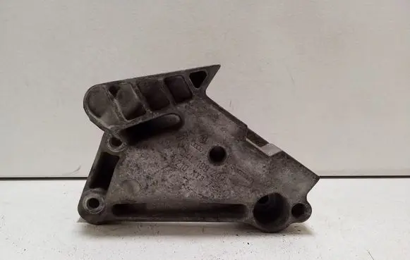 Volkswagen PASSAT B8 Engine mounting bracket 04L199207