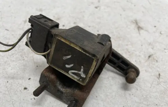 Mercedes-Benz E W211 Headlight/headlamp level sensor A0105427717