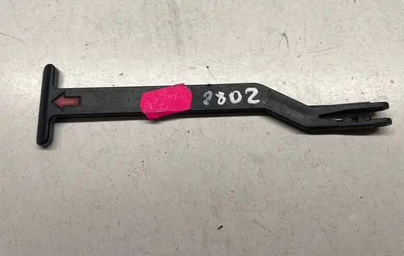Volkswagen PASSAT B5.5 Engine bonnet (hood) release handle 3B0823593D