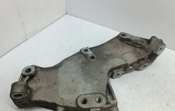 Renault Laguna III Engine mounting bracket 8200741758