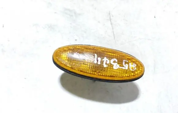 Mazda 323 F Front fender indicator light