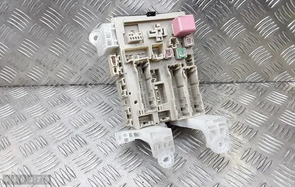 Toyota Avensis T270 Fuse module 8273005C80