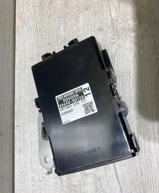 Toyota Yaris Power management control unit 89690-0D120 MB1028502090