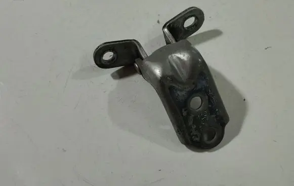 KIA Ceed Front door upper hinge 1046067