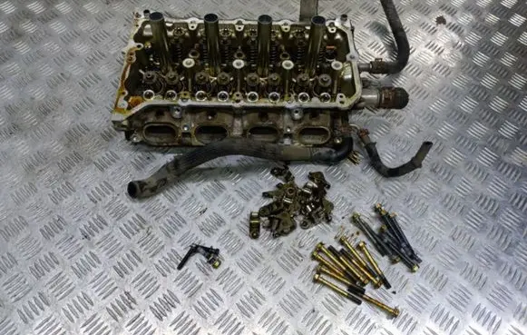 Toyota Avensis T270 Engine head 