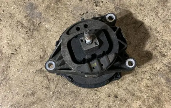 Engine mount bracket
