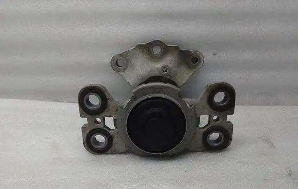 Volvo S60 Engine mount bracket 31401307
