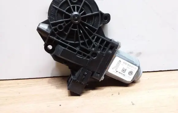 Skoda Fabia Mk2 (5J) Rear door window regulator motor 6R0959811D