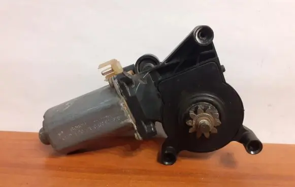 Mercedes-Benz E W210 Front door electric window regulator 0130821670 10685