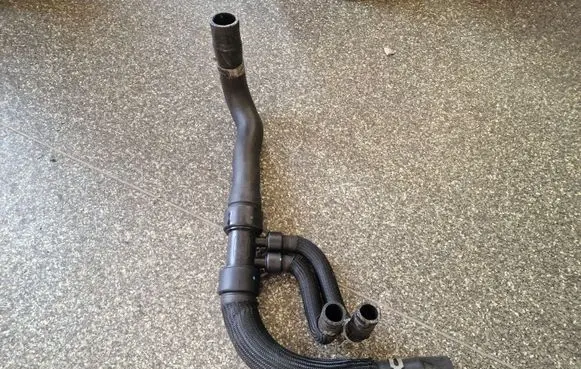 Chrysler 200 Engine coolant pipe/hose