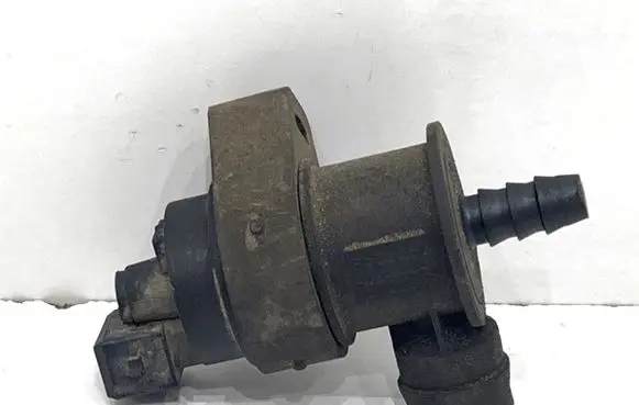 Volvo S70 V70 V70 XC Fuel pressure regulator 31104896