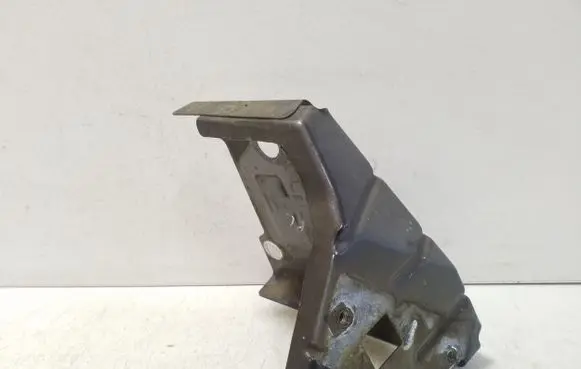 Jeep Cherokee Fender mounting bracket 4132184D