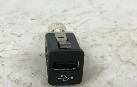 BMW X6 E71 USB socket connector 9167196