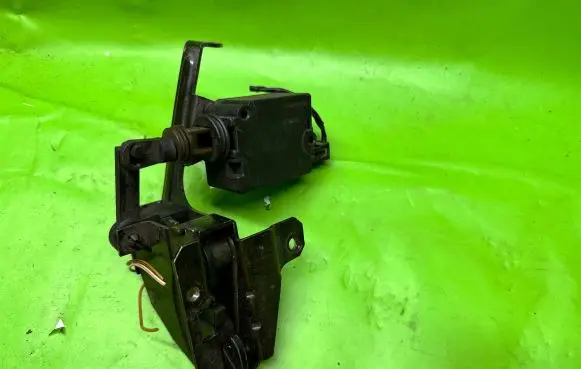 BMW 5 E39 Tailgate/trunk/boot lock/catch/latch 8384069