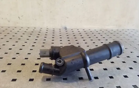 Volkswagen Tiguan Engine coolant pipe/hose 03L121132