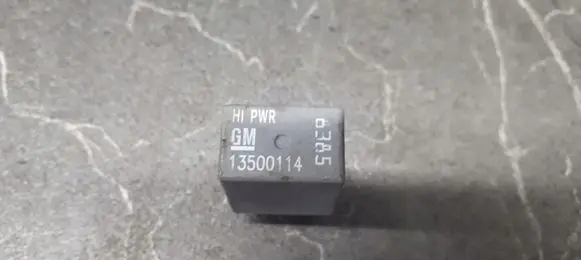 Opel Insignia A Fuel pump relay 13500114