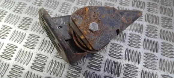 Hyundai Pony Engine mount bracket