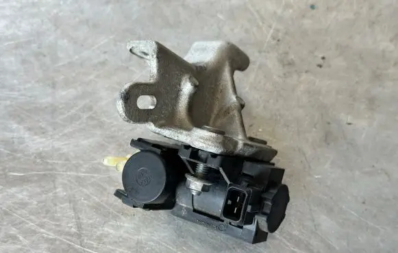 Nissan Juke I F15 Turbo solenoid valve 8200790180