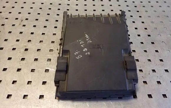 Volkswagen PASSAT B7 Fuse box cover 1K0937132F 1K0937132G