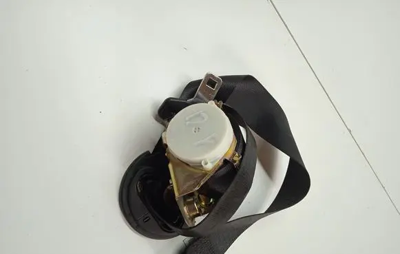 BMW X3 E83 Front seatbelt 33033480