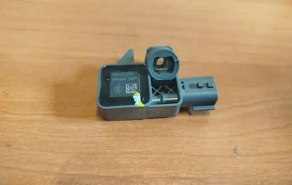 Renault Twingo III Airbag deployment crash/impact sensor 988326121R 5WK44445 030217