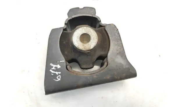 Toyota RAV 4 (XA30) Engine mount bracket