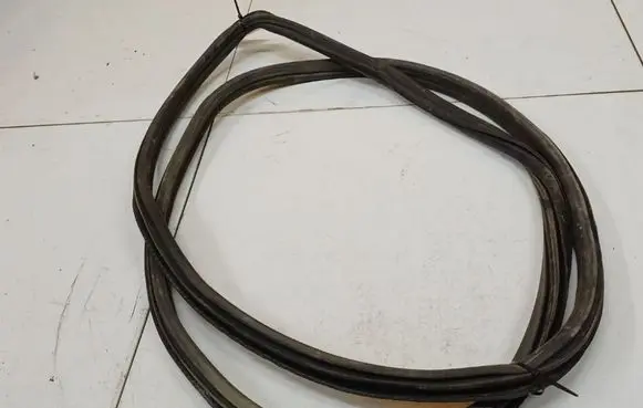 Opel Omega B2 Rubber seal front coupe door 