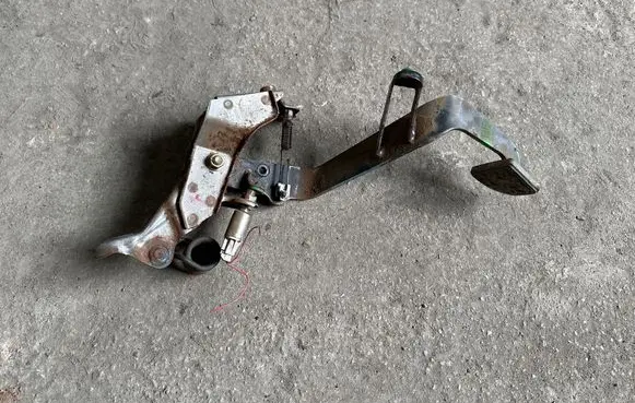 Toyota RAV 4 (XA20) Clutch pedal